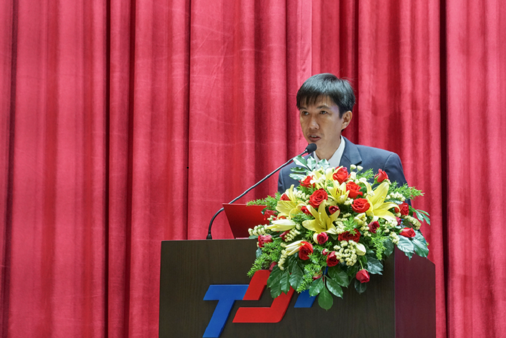 TS. Võ Hoàng Duy, Phó hiệu trưởng TDTU khai mạc và chúc mừng các nghiên cứu sinh, học viên đã trúng tuyển vào các chương trình sau đại học tại TDTU