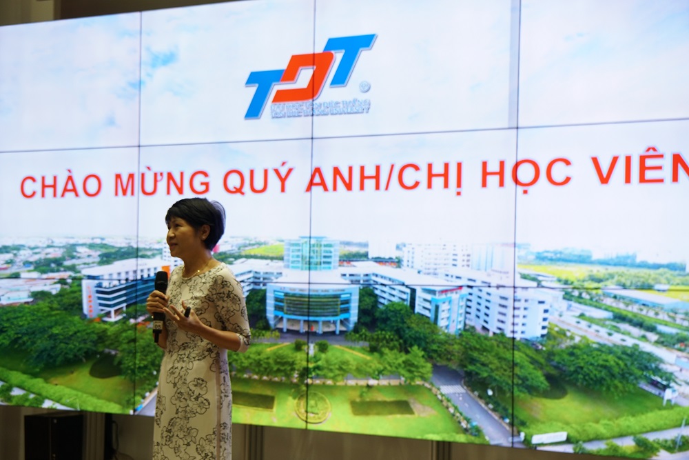Cô Trịnh Thị Minh Huyền đại diện Ban Giám hiệu nhà Trường gặp gỡ học viên 
