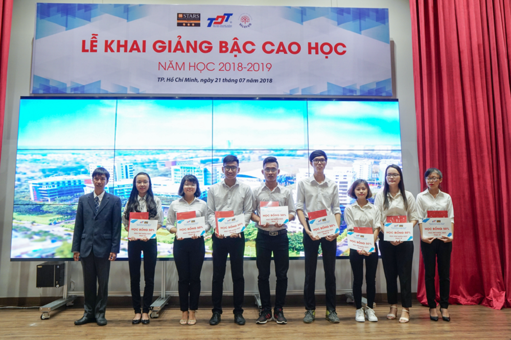TS. Võ Hoàng Duy trao học bổng cho các nghiên cứu sinh, học viên  đạt thành tích cao trong kỳ thi-xét tuyển sau đại học tháng 06/2018