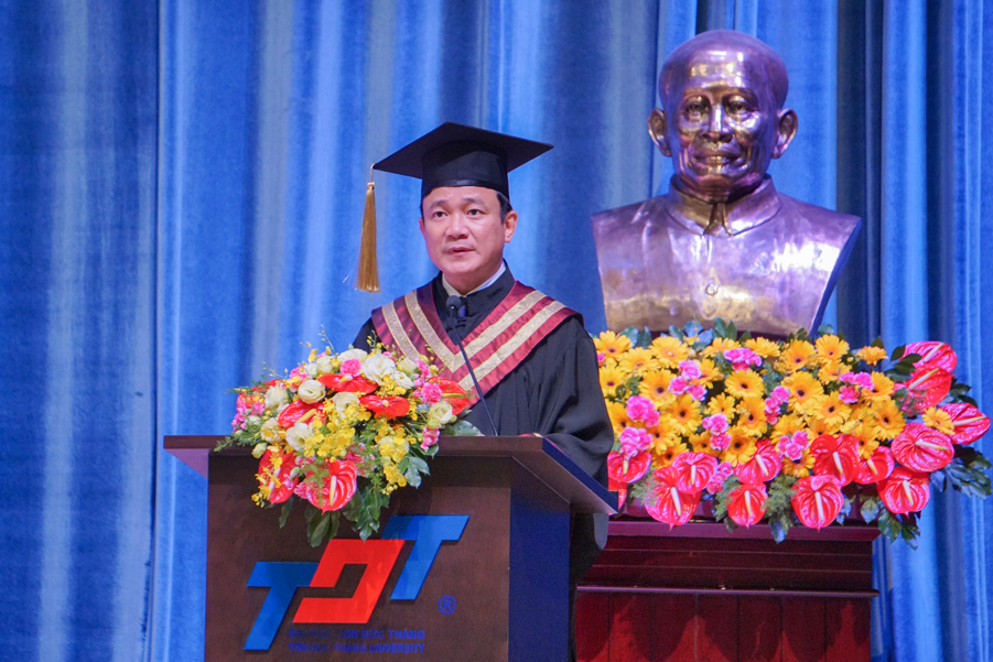 GS. Lê Vinh Danh, Hiệu trưởng TDTU phát biểu tổng kết khóa học và khai mạc Lễ tốt nghiệp