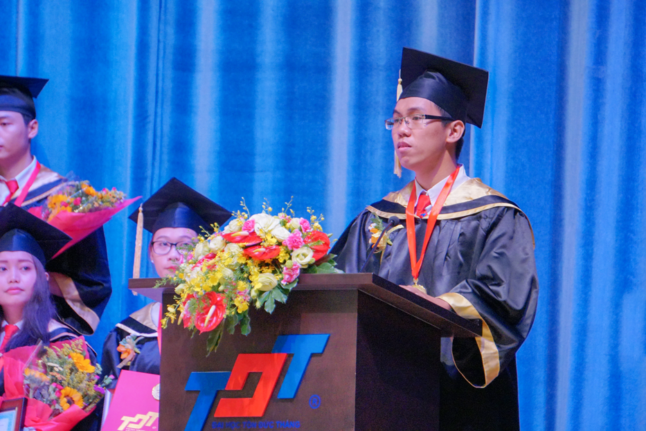 Tân cử nhân Lý Kim Phát, Khoa công nghệ thông tin phát biểu tại buổi Lễ