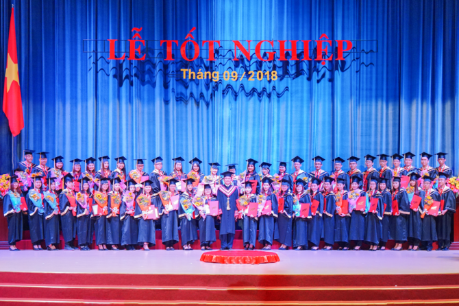 GS. Lê Vinh Danh chụp hình lưu niệm cùng các Tân cử nhân, kỹ sư