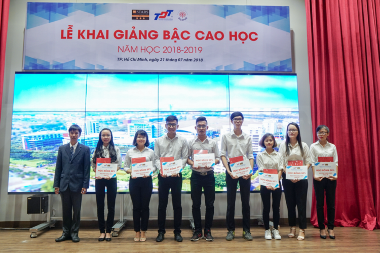 TS. Võ Hoàng Duy trao học bổng cho các nghiên cứu sinh, học viên  đạt thành tích cao trong kỳ thi-xét tuyển sau đại học tháng 06/2018